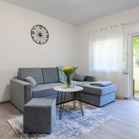 Lusi Apartment Otocac Bagian luar foto