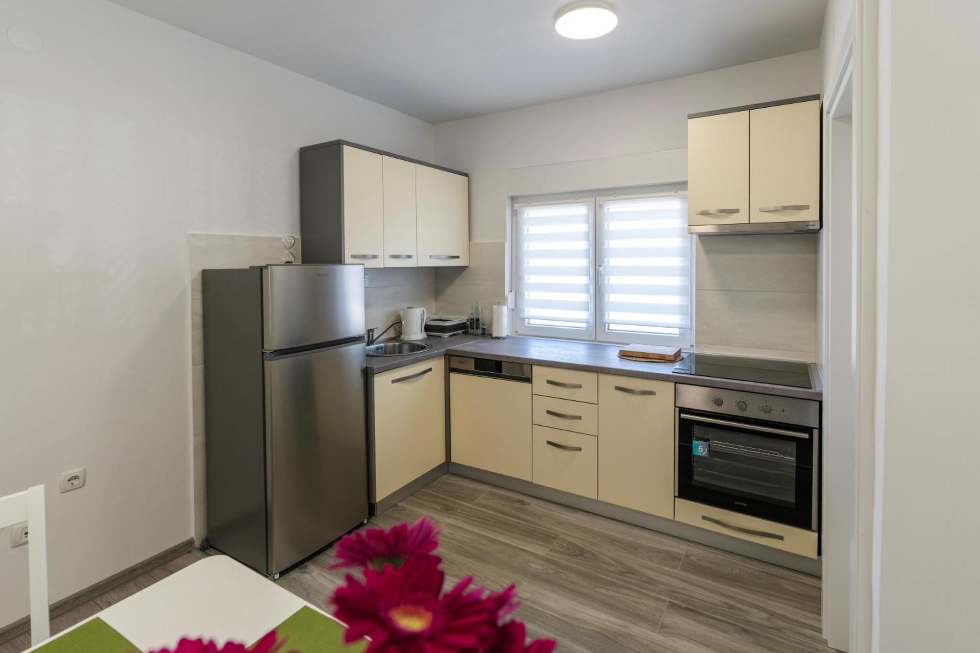 Lusi Apartment Otocac Bagian luar foto
