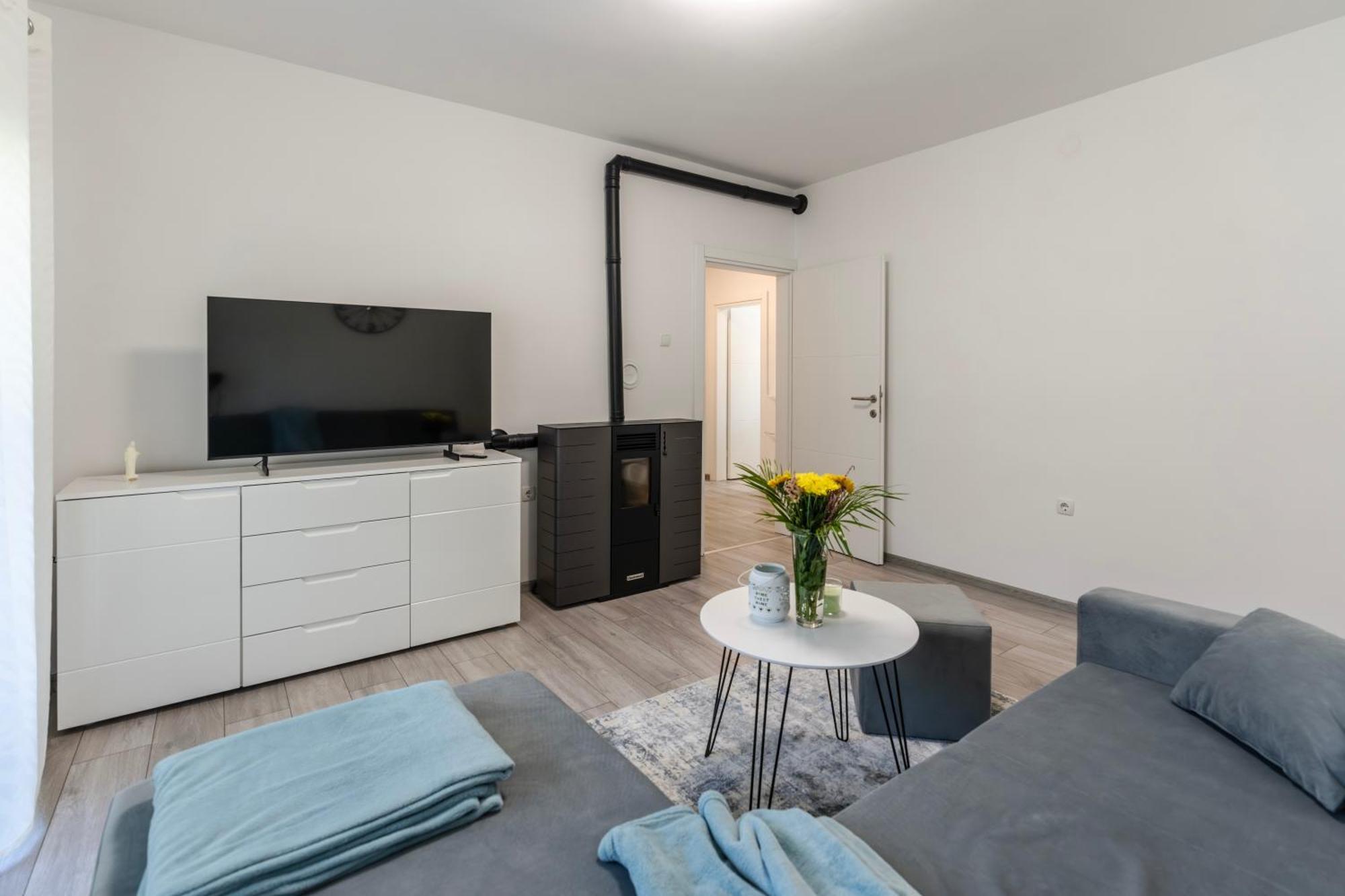 Lusi Apartment Otocac Bagian luar foto