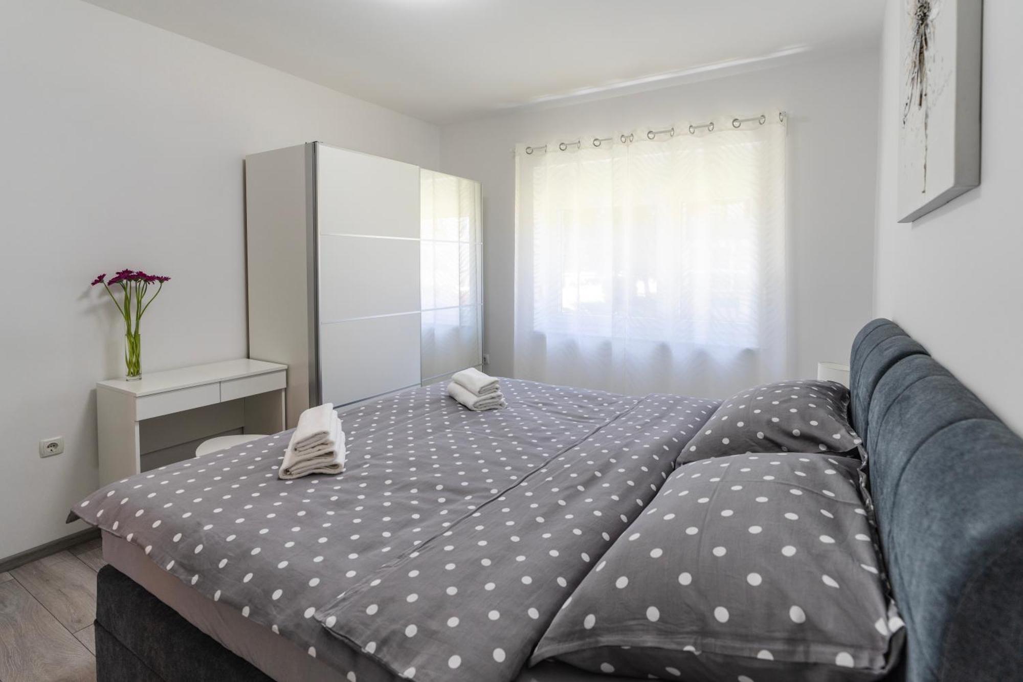 Lusi Apartment Otocac Bagian luar foto